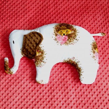 Płaska poduszka słoń truskawkowy jeżyki z sercem na białym handmade