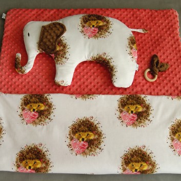 Płaska poduszka słoń truskawkowy jeżyki z sercem na białym handmade