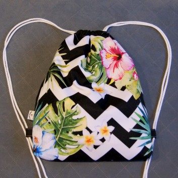 Plecak / worek z tkaniny wodoodpornej rajskie kwiaty na biało-czarnych zygzakach / czarny handmade