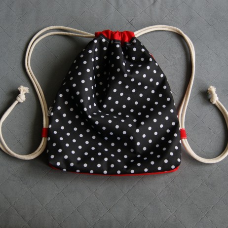 Plecak / worek z tkaniny wodoodpornej białe groszki na czarnym tle / czerwony handmade