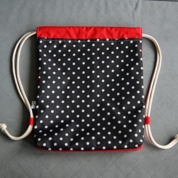Plecak / worek z tkaniny wodoodpornej białe groszki na czarnym tle / czerwony handmade