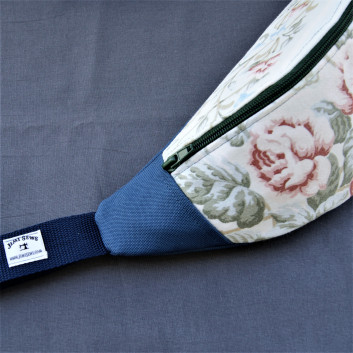 Saszetka biodrowa / nerka z bawełny w kwiaty i tkaniny obiciowej typu worek  / duże kwiaty na błękicie / niebieski handmade