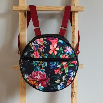 Okrągły plecak - kolorowe kwiaty na czarnym tle i czarna ekoskóra handmade