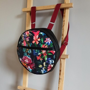 Okrągły plecak - kolorowe kwiaty na czarnym tle i czarna ekoskóra handmade